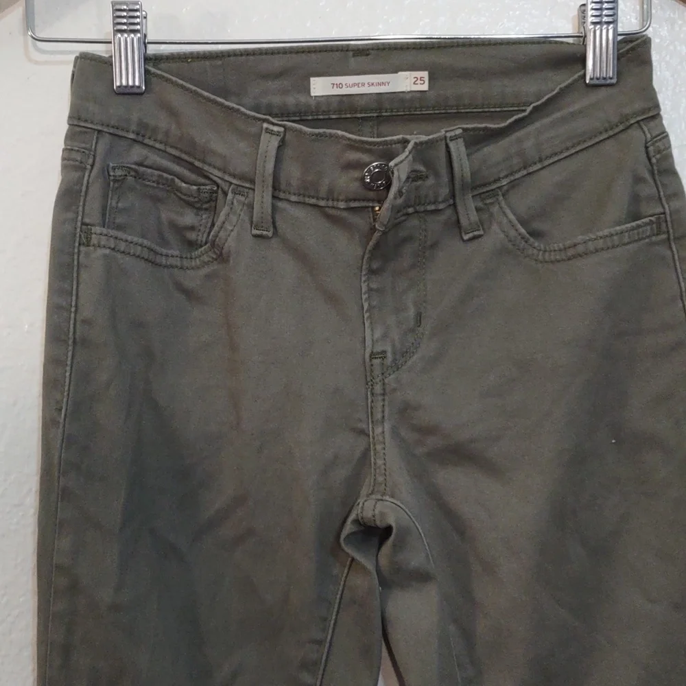 SLIGHTLY USED LEVIS COLOR OLIVE 710 SUPER SKINNY SIZE 25 AS SEEN IN PHOTOS - Picture 4 of 10
